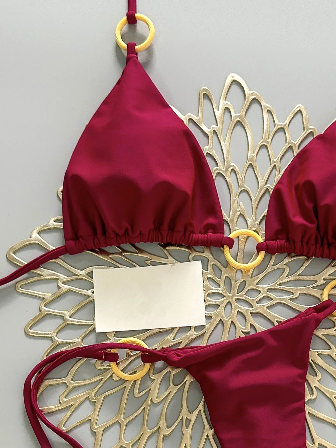 Maillot de bain string rouge uni, dos nu, bretelles réglables, en polyester respirant.