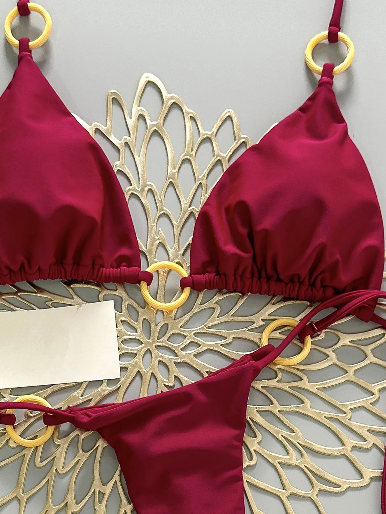 Maillot de bain string rouge uni, dos nu, bretelles réglables, en polyester respirant.