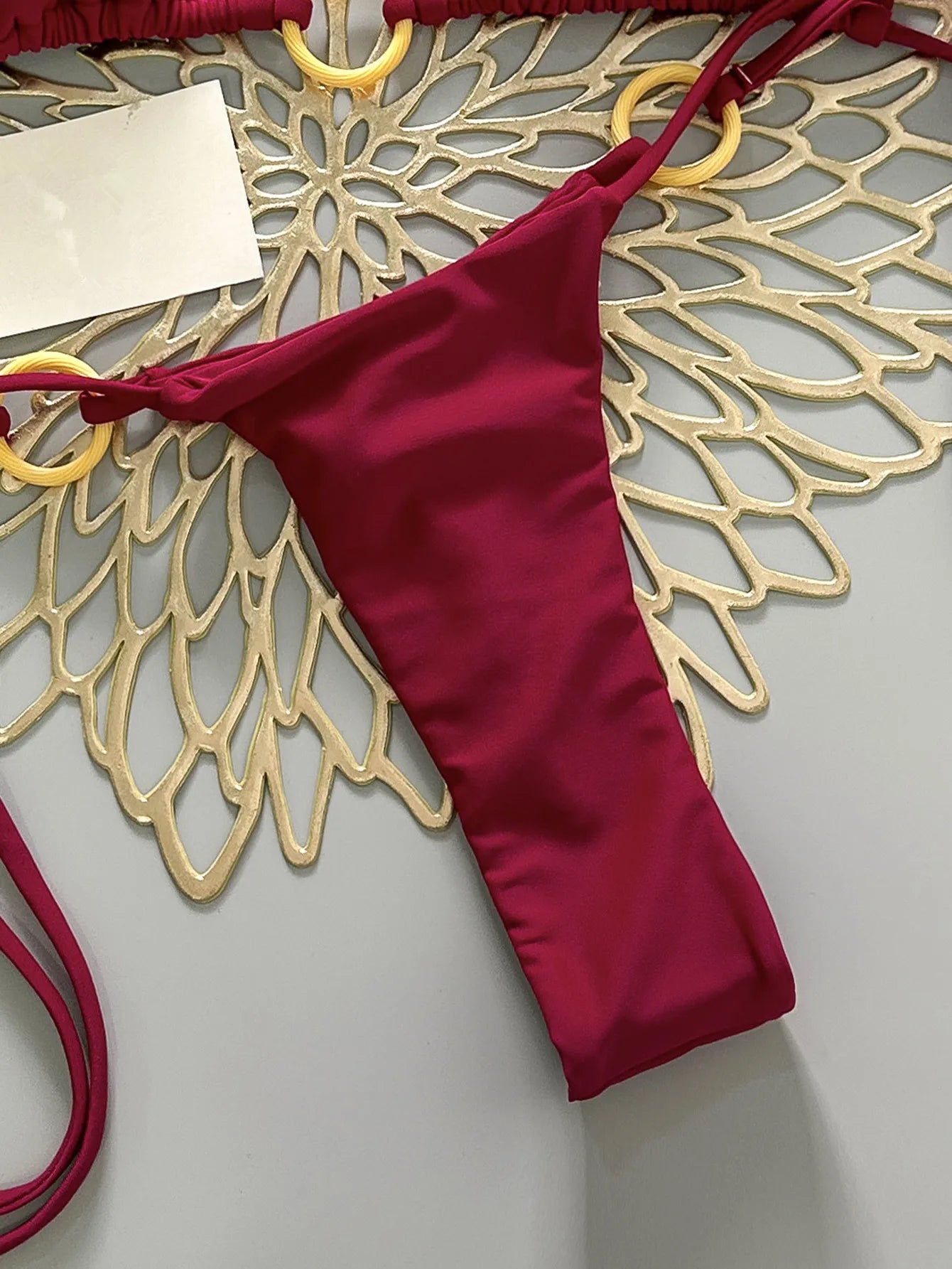 Maillot de bain string rouge uni, dos nu, bretelles réglables, en polyester respirant.